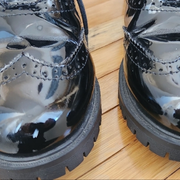 Black Patent Leather Lace-Up Boots - Picture 6 of 9